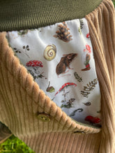 Lade das Bild in den Galerie-Viewer, CORDNICKY-H0SE Haselnuss/Khaki Zwerg Pilz Fuchs