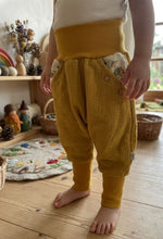 Lade das Bild in den Galerie-Viewer, Hose für Kinder und Babys Musselin Senfgelb mit Giesbert im Blumengarten Taschen