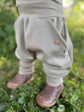 Lade das Bild in den Galerie-Viewer, Fischgräthose Bio Jacquard Sweat Hose Khaki/Olive Taschen Mitwachshose