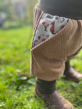 Lade das Bild in den Galerie-Viewer, CORDNICKY-H0SE Haselnuss/Khaki Zwerg Pilz Fuchs