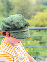 Lade das Bild in den Galerie-Viewer, Michel Mütze Ballonmütze Cord Waldgrün