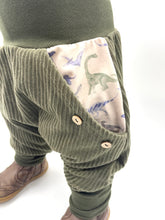 Lade das Bild in den Galerie-Viewer, Hose für Kinder und Babys Cord Khaki mit Dinosaurier Taschen
