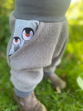 Lade das Bild in den Galerie-Viewer, WOLLWALK-HOSE Grau Pinguin Taschen Kniepatches