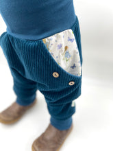 Lade das Bild in den Galerie-Viewer, Hose für Kinder und Babys Cord Meeresblau mit Wiesenelfen Taschen