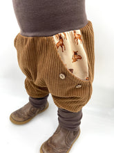 Lade das Bild in den Galerie-Viewer, Hose für Kinder und Babys Cord Hellbraun/Braun mit Rehfamilie Taschen