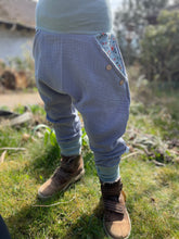 Lade das Bild in den Galerie-Viewer, MUSSELIN-HOSE Hellblau/Mint Blumenranke