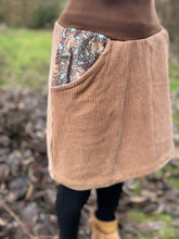 Lade das Bild in den Galerie-Viewer, Bio Cord Rock Damen Haselnuss/Hellbraun mit Siebenschläfer Taschen mit oder ohne Haarband