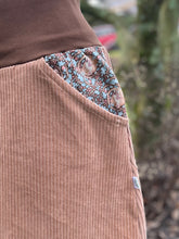 Lade das Bild in den Galerie-Viewer, Bio Cord Rock Damen Haselnuss/Hellbraun mit Siebenschläfer Taschen mit oder ohne Haarband