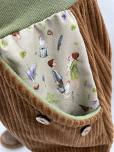 Lade das Bild in den Galerie-Viewer, Hose für Kinder und Babys Cord Hellbraun/Olive mit glückliche Hühner Taschen
