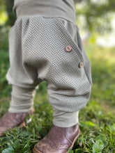 Lade das Bild in den Galerie-Viewer, Fischgräthose Bio Jacquard Sweat Hose Khaki/Olive Taschen Mitwachshose