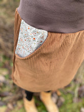 Lade das Bild in den Galerie-Viewer, Bio Cord Rock Damen Hellbraun/Braun Blümchen Taschen mit oder ohne Haarband