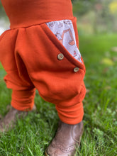 Lade das Bild in den Galerie-Viewer, BIO SOFT SWEAT HOSE Rost Baustelle Bagger Taschen Mitwachsend