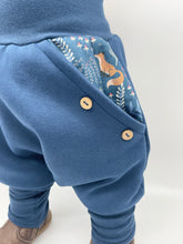 Lade das Bild in den Galerie-Viewer, SWEAT-HOSE BLAU FUCHS BLÄTTER