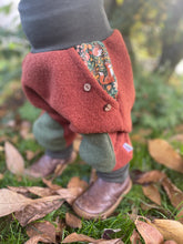 Lade das Bild in den Galerie-Viewer, WOLLWALK-HOSE Rost/Khaki Fuchs Igel Eule Taschen Kniepatches