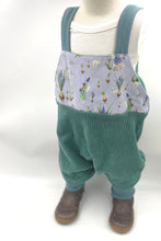 Lade das Bild in den Galerie-Viewer, Latzhose für Kinder und Babys Cord Mint mit Frühlingselfen