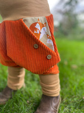 Lade das Bild in den Galerie-Viewer, CORDNICKY-H0SE Rost/Beige Fuchsmama Taschen Mitwachsend