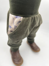Lade das Bild in den Galerie-Viewer, Hose für Kinder und Babys Cord Khaki mit Dinosaurier Taschen