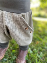 Lade das Bild in den Galerie-Viewer, Fischgräthose Bio Jacquard Sweat Hose Khaki Uni Olive Taschen Mitwachshose