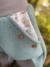 Lade das Bild in den Galerie-Viewer, WOLLWALK-HOSE Mint/Grau Eisbär Pinguin Robbe Taschen Kniepatches