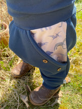 Lade das Bild in den Galerie-Viewer, SWEAT-HOSE BLAU Dinosaurier Mitwachsend
