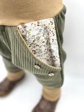 Lade das Bild in den Galerie-Viewer, Hose für Kinder und Babys Cord Khaki mit Blümchen Taschen
