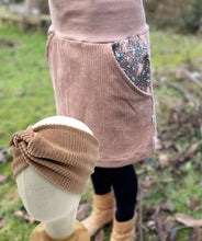 Lade das Bild in den Galerie-Viewer, Bio Cord Rock Damen Haselnuss Siebenschläfer Taschen mit oder ohne Haarband