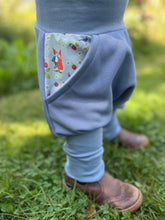 Lade das Bild in den Galerie-Viewer, BIO SOFT SWEAT HOSE Jeansblau Pippa und Pelle Taschen Mitwachsend