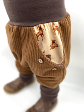 Lade das Bild in den Galerie-Viewer, Hose für Kinder und Babys Cord Hellbraun/Braun mit Rehfamilie Taschen
