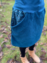 Lade das Bild in den Galerie-Viewer, Bio Cord Rock Damen Meeresblau mit Blumen Taschen mit oder ohne Haarband