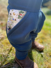 Lade das Bild in den Galerie-Viewer, SWEAT-HOSE BLAU Klaus Sausebraus Mitwachsend