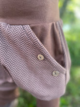 Lade das Bild in den Galerie-Viewer, Fischgräthose Bio Jacquard Sweat Hose Hellbraun Uni Taschen Mitwachshose