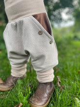 Lade das Bild in den Galerie-Viewer, Fischgräthose Bio Jacquard Sweat Hose Beige Hellbraun Uni Taschen Mitwachshose