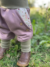 Lade das Bild in den Galerie-Viewer, BIO SOFT SWEAT HOSE Altrosa/gestreift Wiesenelfen Taschen Mitwachsend