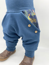 Lade das Bild in den Galerie-Viewer, SWEAT-HOSE BLAU WUNDERWALD BÄR DACHS
