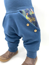 Lade das Bild in den Galerie-Viewer, SWEAT-HOSE BLAU WUNDERWALD BÄR DACHS