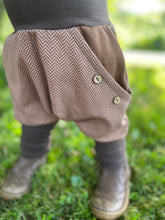 Lade das Bild in den Galerie-Viewer, Fischgräthose Bio Jacquard Sweat Hose Hellbraun/Braun Uni Taschen Mitwachshose