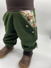 Lade das Bild in den Galerie-Viewer, CORDNICKY-HOSE WALDGRÜN/BRAUN SCHLAFENDE TIERKINDER