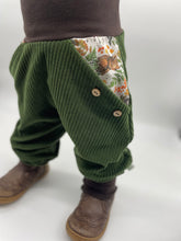 Lade das Bild in den Galerie-Viewer, Hose für Kinder und Babys Cord Waldgrün mit schlafende Tierkinder Taschen