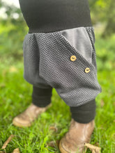 Lade das Bild in den Galerie-Viewer, Fischgräthose Bio Jacquard Sweat Hose Schwarz/Grau Uni Taschen Mitwachshose