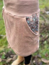 Lade das Bild in den Galerie-Viewer, Bio Cord Rock Damen Haselnuss Siebenschläfer Taschen mit oder ohne Haarband