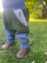 Lade das Bild in den Galerie-Viewer, WOLLWALK-HOSE Khaki/Jensblau glückliche Hühner Taschen Kniepatches