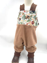 Lade das Bild in den Galerie-Viewer, Latzhose für Kinder und Babys Cord Haselnuss mit schlafende Tierkinder