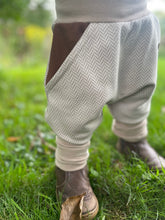 Lade das Bild in den Galerie-Viewer, Fischgräthose Bio Jacquard Sweat Hose Beige Hellbraun Uni Taschen Mitwachshose