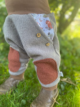 Lade das Bild in den Galerie-Viewer, WOLLWALK-HOSE Grau/Braun Brombeerzwerg Taschen Kniepatches