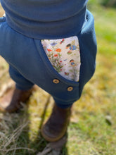 Lade das Bild in den Galerie-Viewer, SWEAT-HOSE BLAU Klaus Sausebraus Mitwachsend