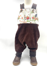 Lade das Bild in den Galerie-Viewer, Schlupf- Latzhose Bio Breitcordnicky Braun Bertie Pomm Zwerg Mitwachsend