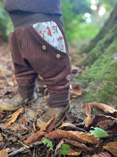 Lade das Bild in den Galerie-Viewer, CORDNICKY-H0SE CORD Braun Zwerg mit Fuchs und Maus