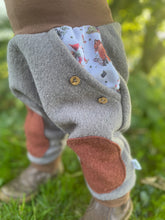 Lade das Bild in den Galerie-Viewer, WOLLWALK-HOSE Grau/Braun Brombeerzwerg Taschen Kniepatches