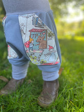 Lade das Bild in den Galerie-Viewer, BIO SOFT SWEAT HOSE Jeansblau Zwergenwelt Taschen Mitwachsend