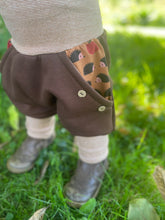 Lade das Bild in den Galerie-Viewer, BIO SOFT SWEAT HOSE Braun/gestreift Igel Taschen Mitwachsend